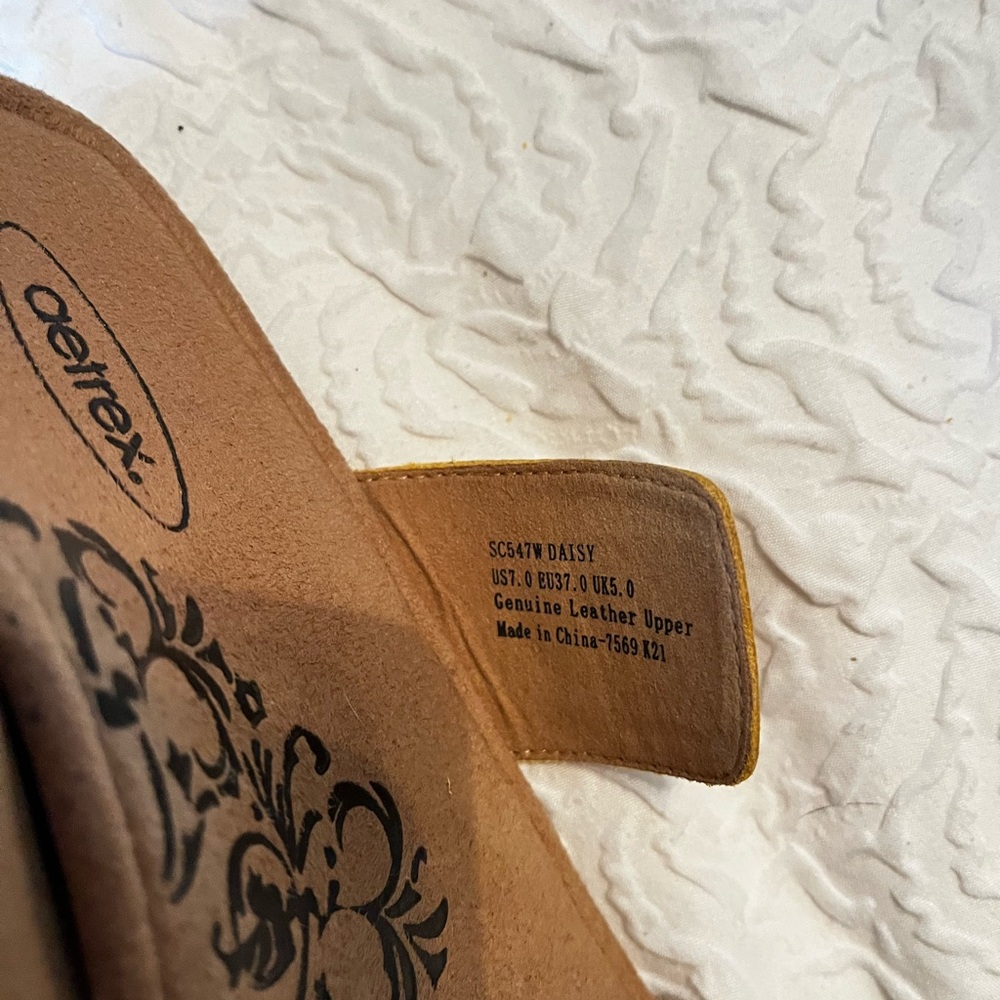 Aetrex Yellow Leather Slide with Decorative Insole - Picture 3 of 6